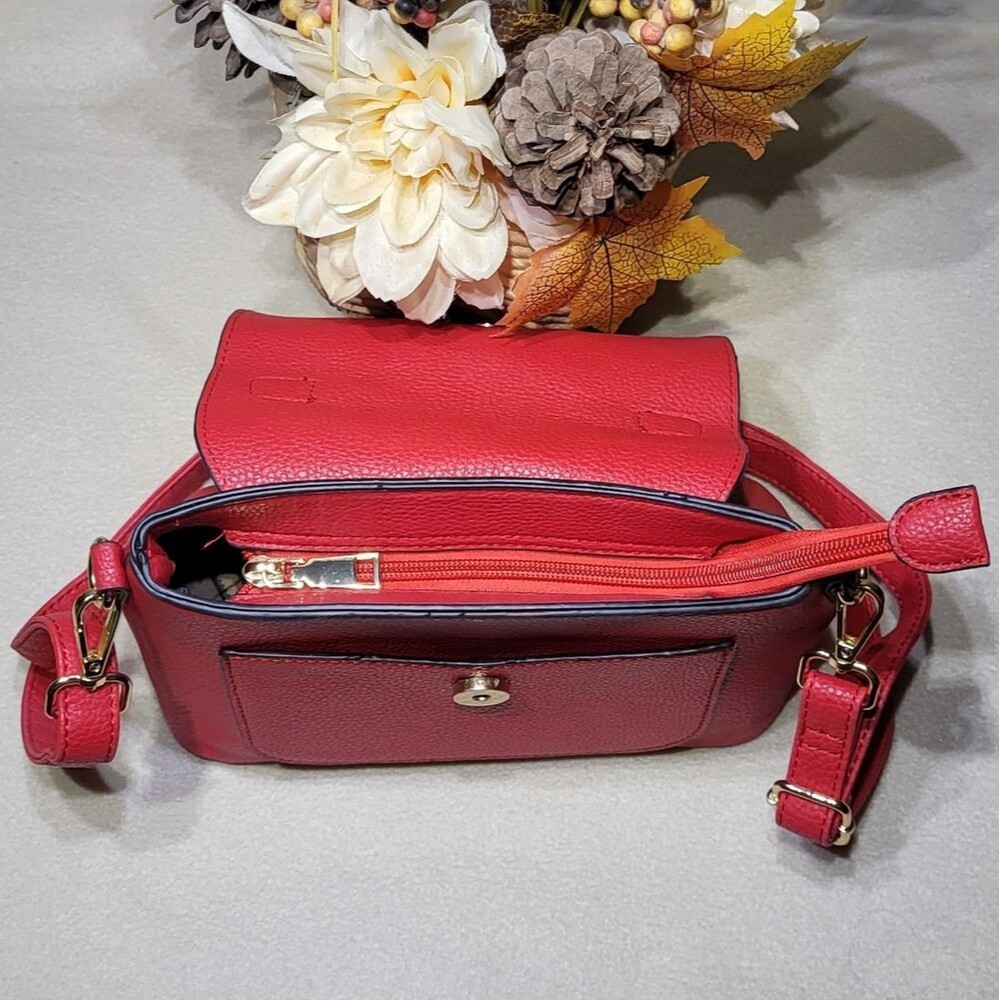 Woman's Small Red Handbag Crossbody Style Purse 6in(H)X8.5in (L)X4in(W) EUC - Picture 5 of 7